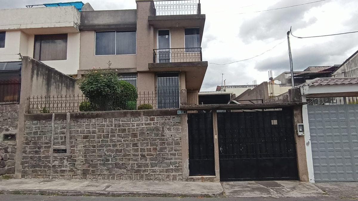 Monjas Casa en Venta Apmlia Dos Pisos — imagen 10