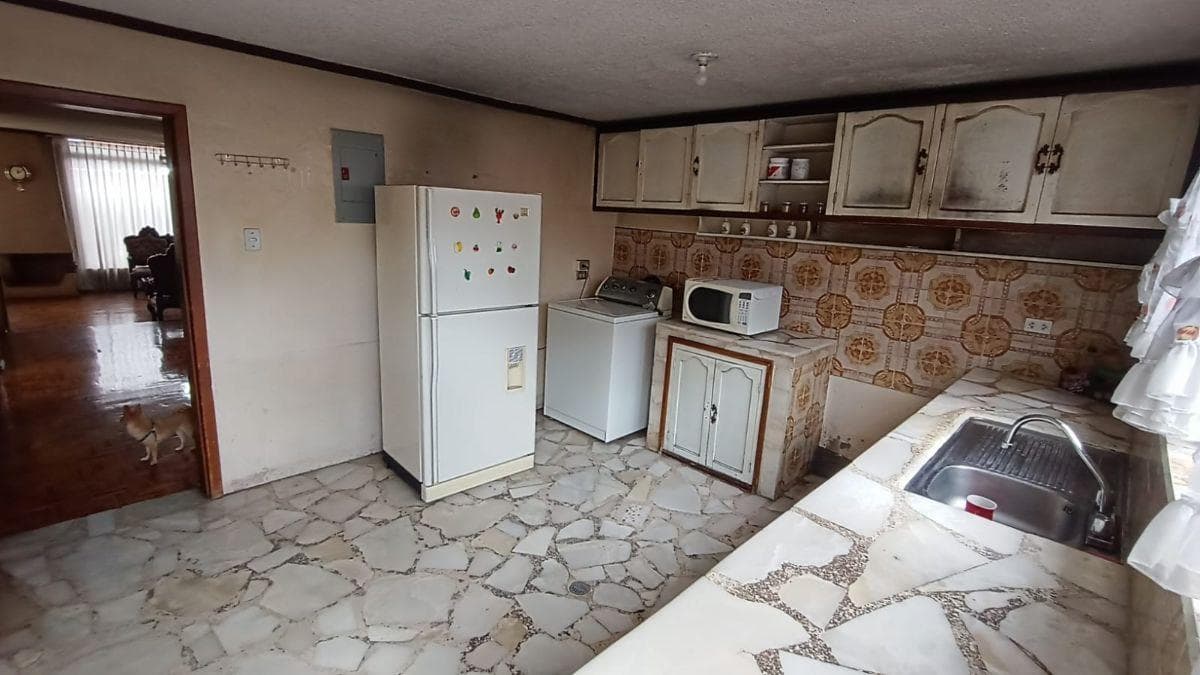 Monjas Casa en Venta Apmlia Dos Pisos — imagen 3