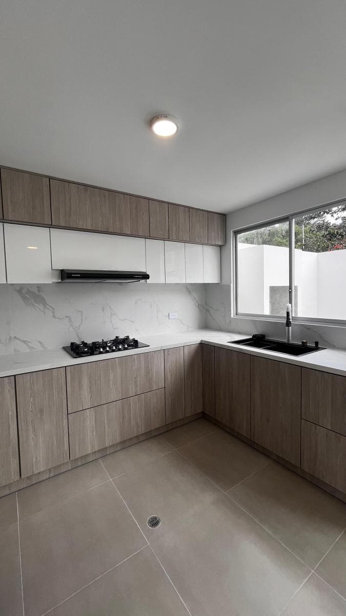 Casa de 173 m² con 3 Dorm. en Venta en Mitad del Mundo Sector La Pampa — imagen 2