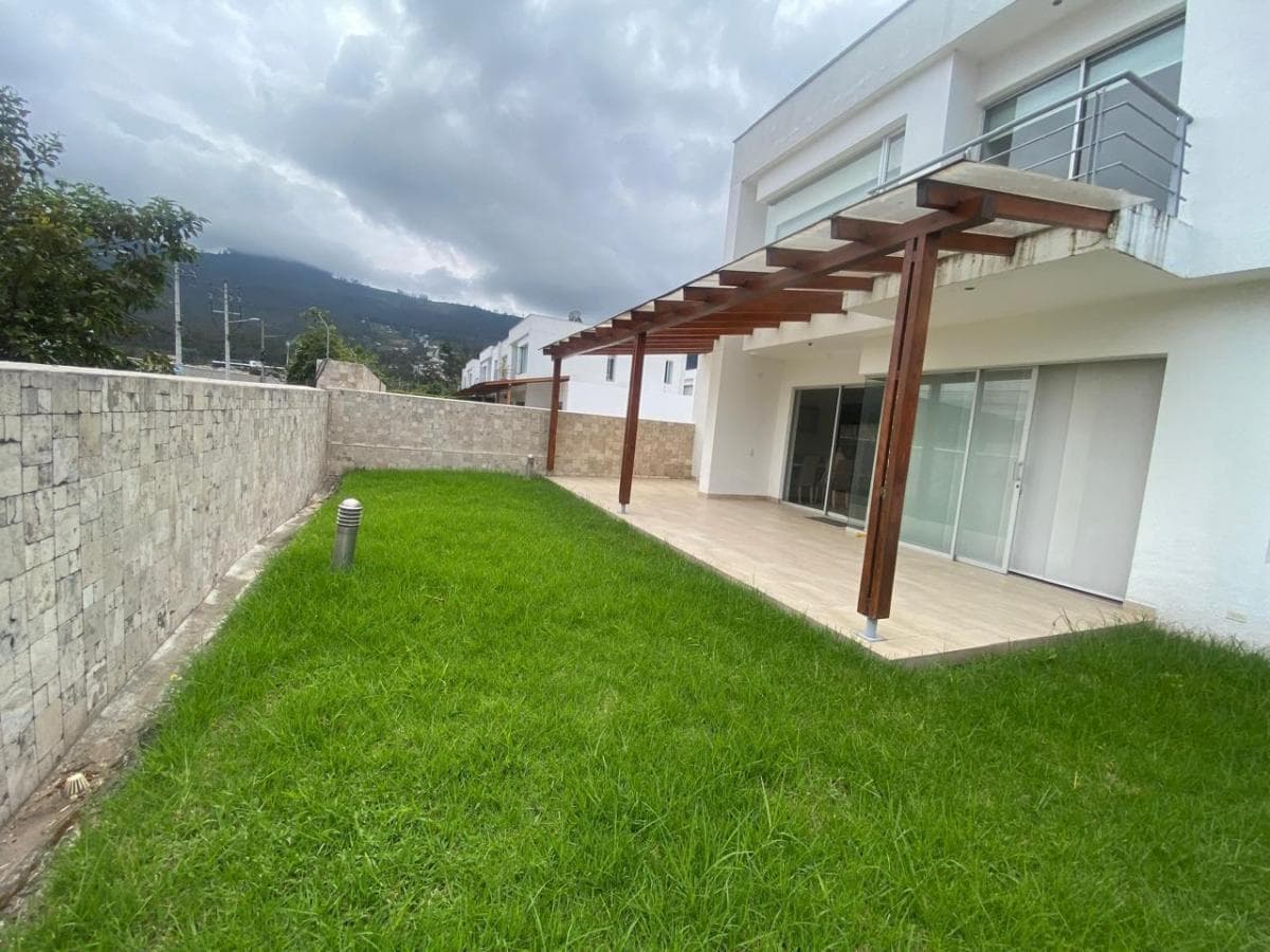 Cumbayá, Casa en Venta, 286 m², 3 Habitaciones — imagen 2