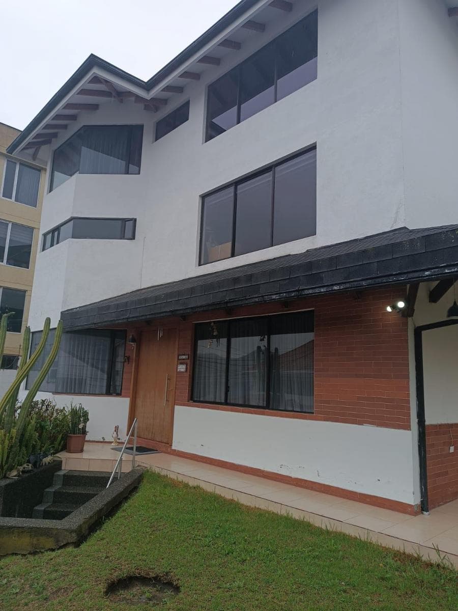 Vendo Hermosa Casa Ponciano Alto, Para Familias Grandes. o Empresas. Provincia de Pichincha — imagen 8