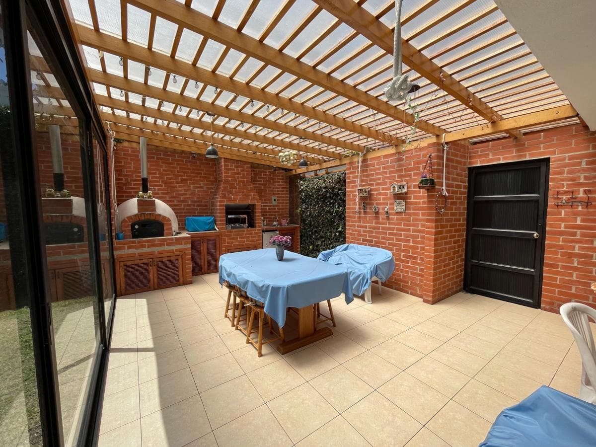 Vendo Hermosa Casa Ponciano Alto, Para Familias Grandes. o Empresas. Provincia de Pichincha — imagen 2