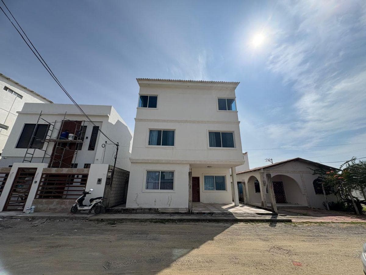 Casa con 6 Habitaciones de 180 m² en Venta en Sur de Playas, Guayas — imagen 1