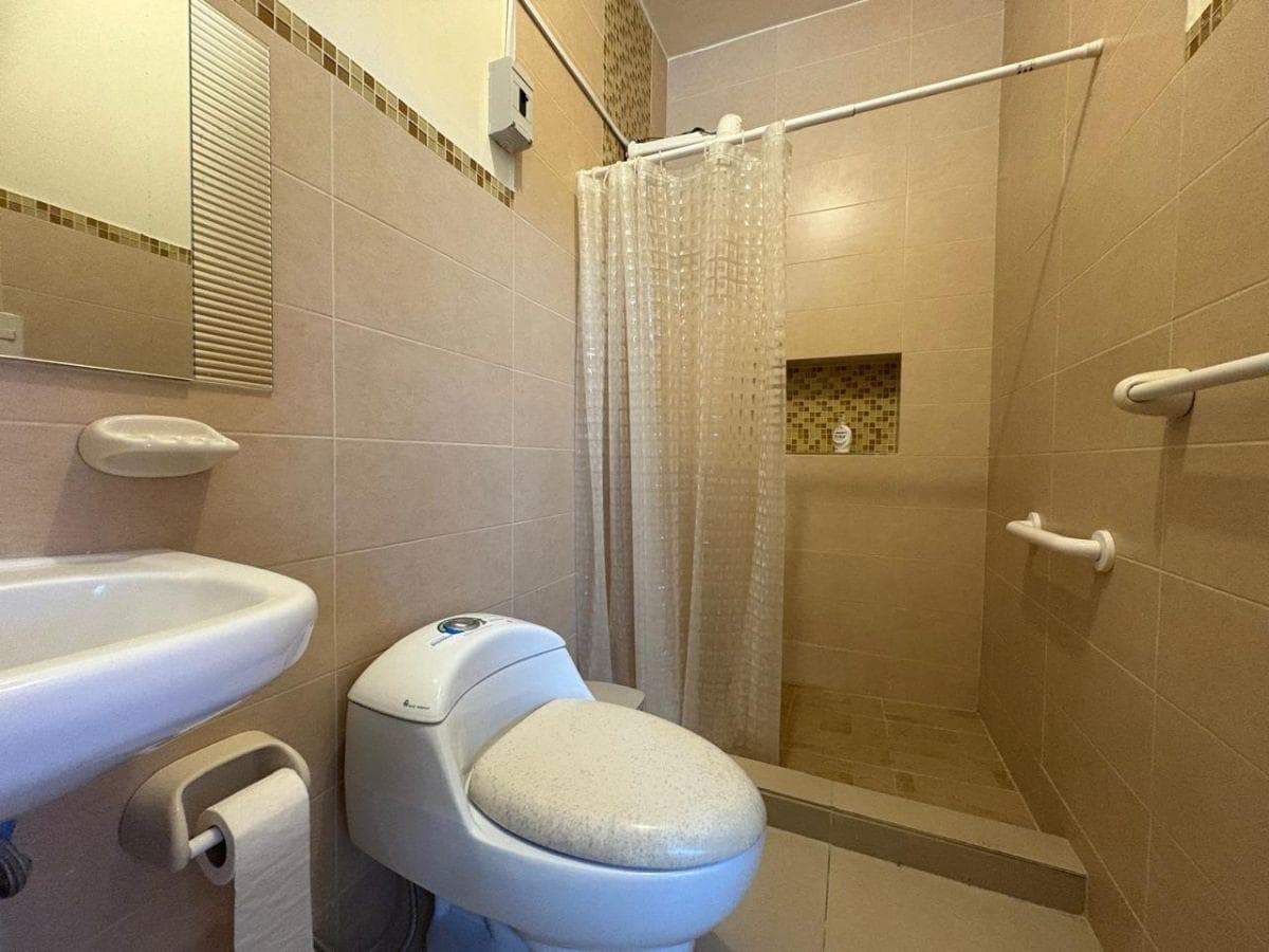Casa con 6 Habitaciones de 180 m² en Venta en Sur de Playas, Guayas — imagen 4