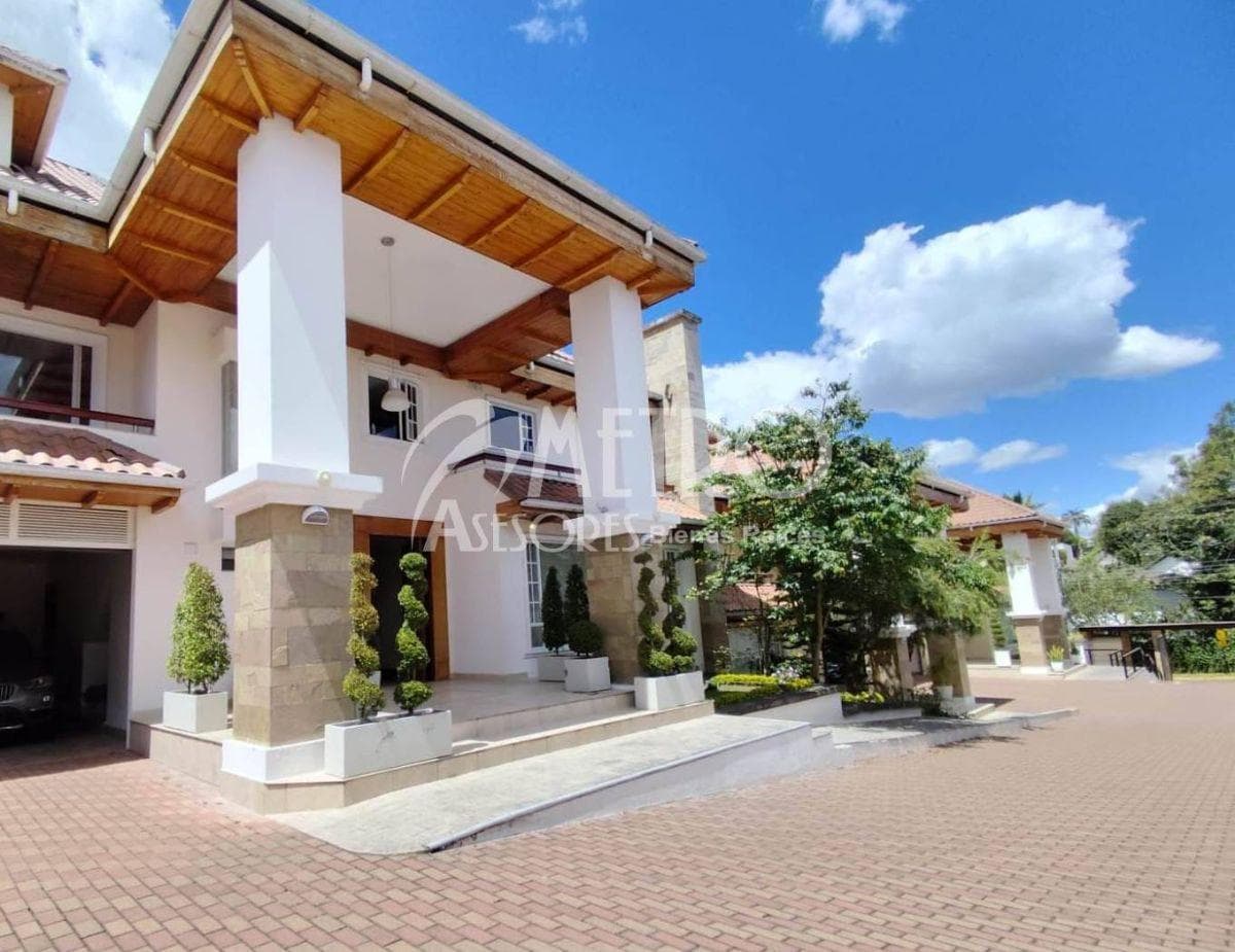 Casa en Venta 814 m² en Urb. Campo Alegre - Monteserrín — imagen 1