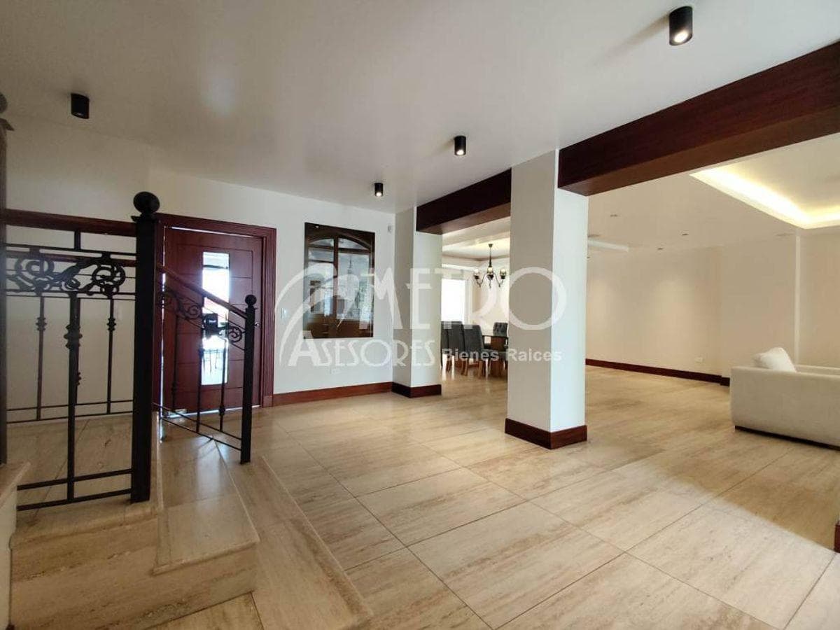 Casa en Venta 814 m² en Urb. Campo Alegre - Monteserrín — imagen 3