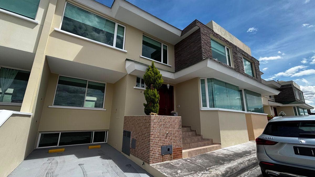 Casa en Venta en Cumbayá – Urbanización Vista Hermosa — imagen 1