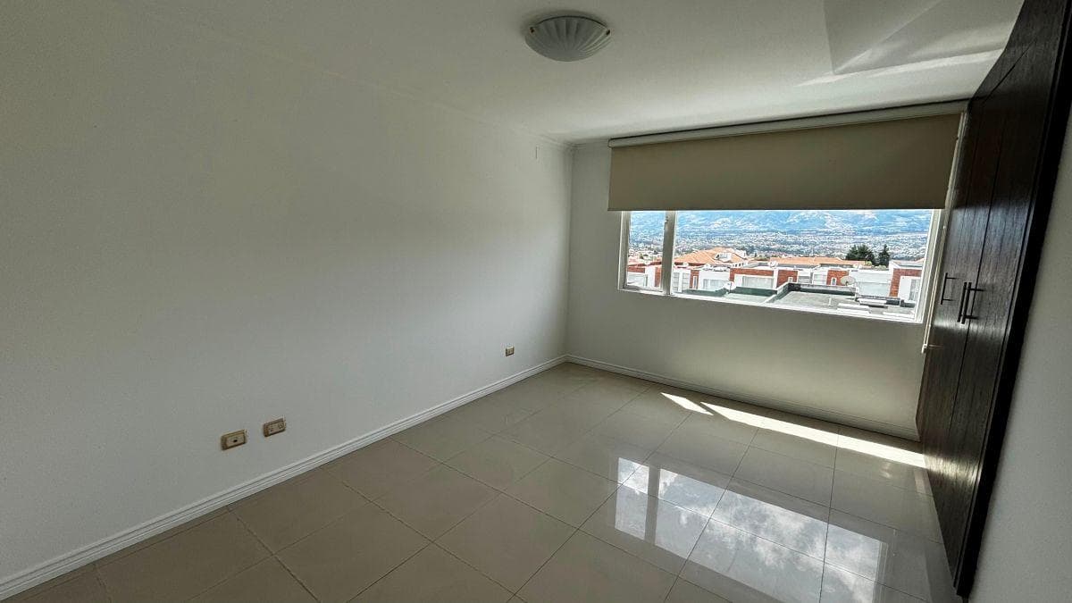 Casa en Venta en Cumbayá – Urbanización Vista Hermosa — imagen 6