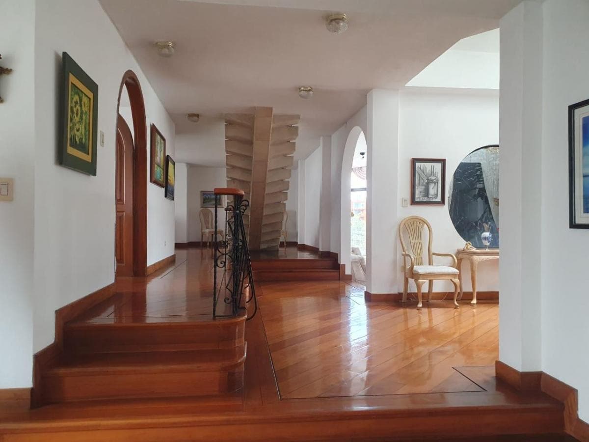 Espectacular Casa, Hermosa Vista, Amplios Espacios Sociales, Jardines, Salas — imagen 8