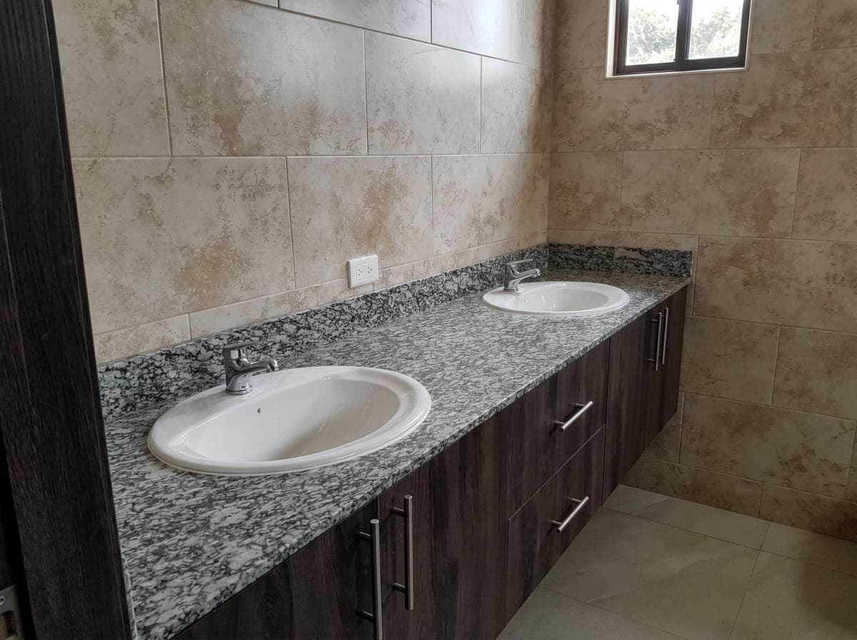 Casa en Venta, 4 Dorm., por Entregar de Estreno - Urb. Portón del Río, Av León Febres Cordero, Guayas — imagen 2