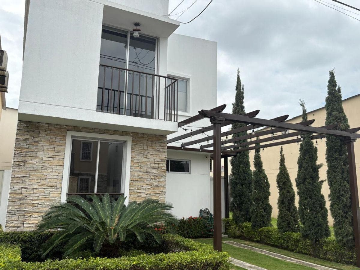 Casa en Alquiler o Venta en Urbanización Arboletta, Guayas — imagen 1