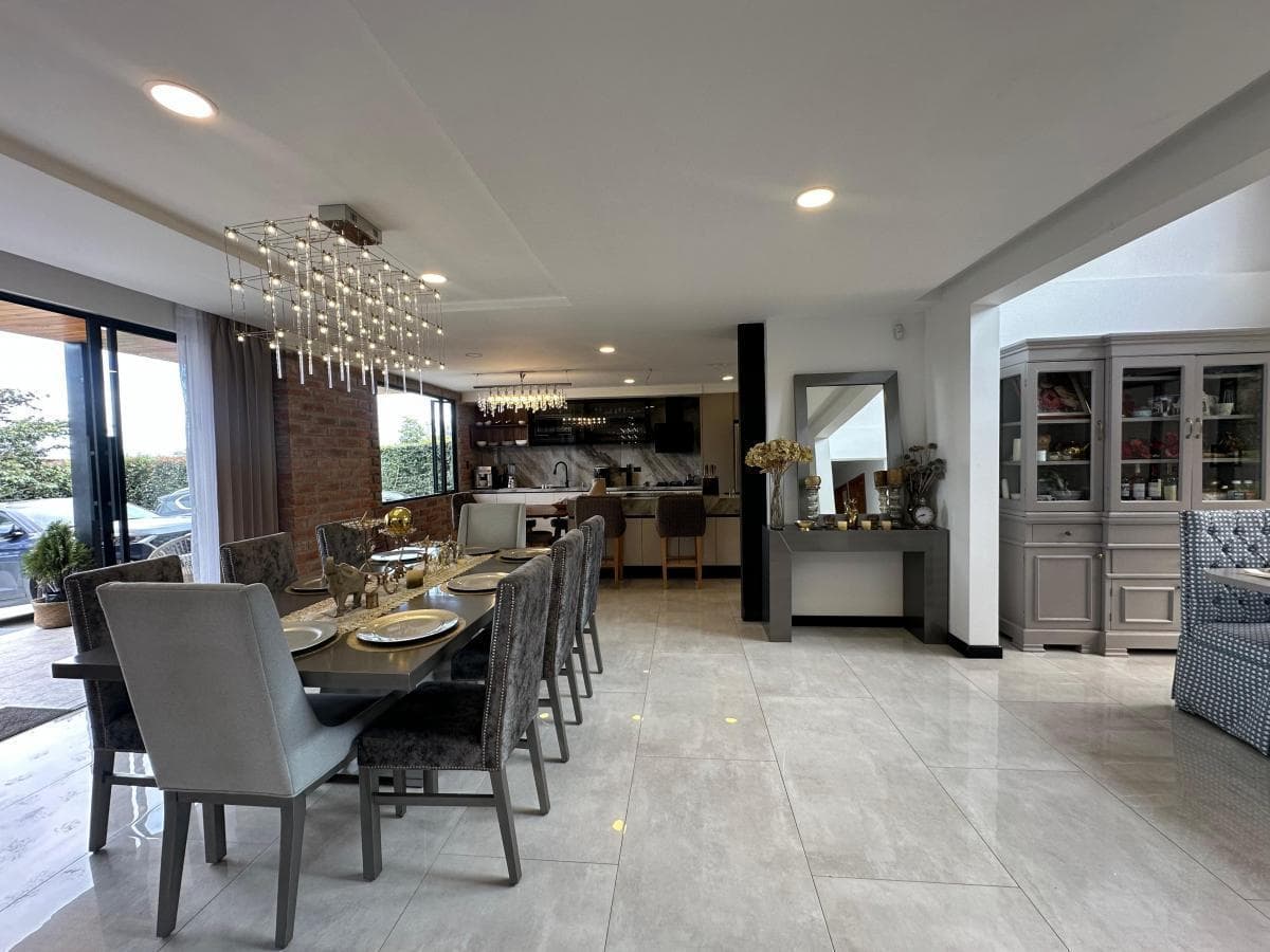 Casa en Venta 350 Mtrs Habitable, Lote 2400 Mtrs2 en Pifo, Urbanización — imagen 1