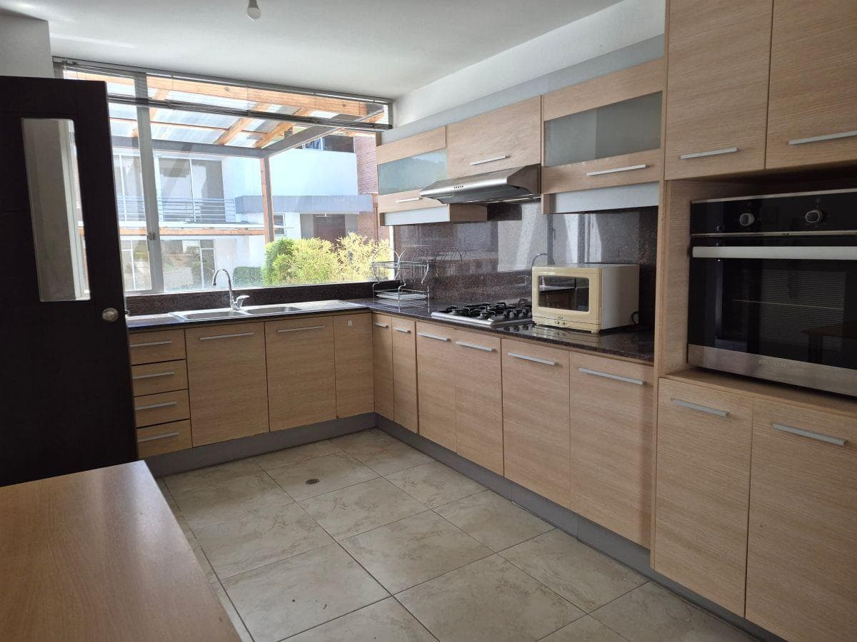 Casa de 280 m² con 3 Dorm. en Venta en Tumbaco Dentro de Conjunto — imagen 3