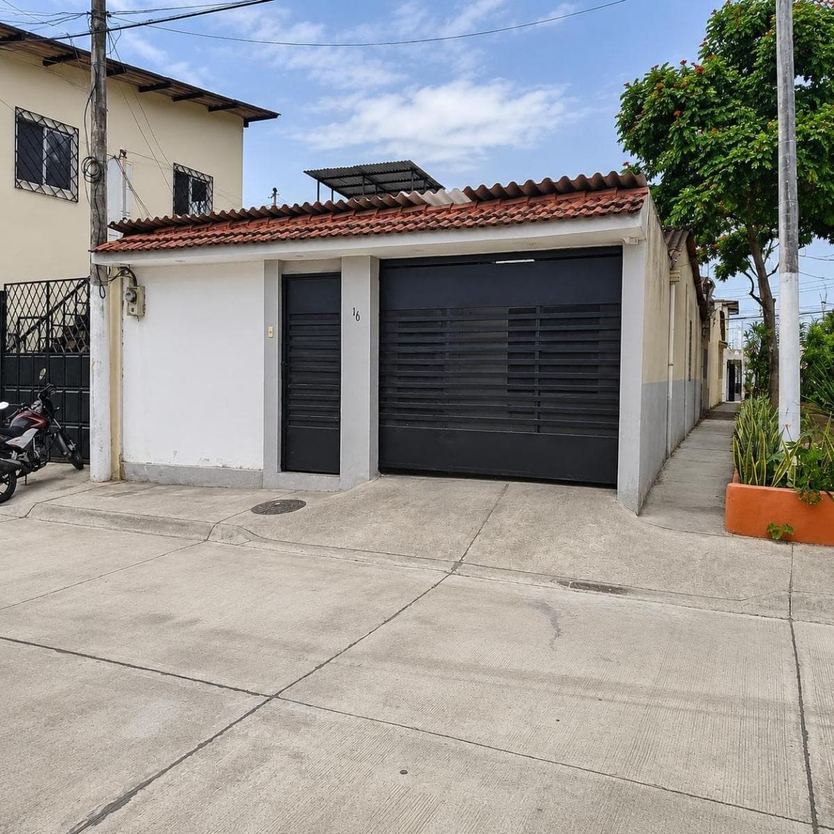En Venta | Casa Esquinera de Una Planta Junto a Parque | Alborada XIII Etapa, Guayas — imagen 1