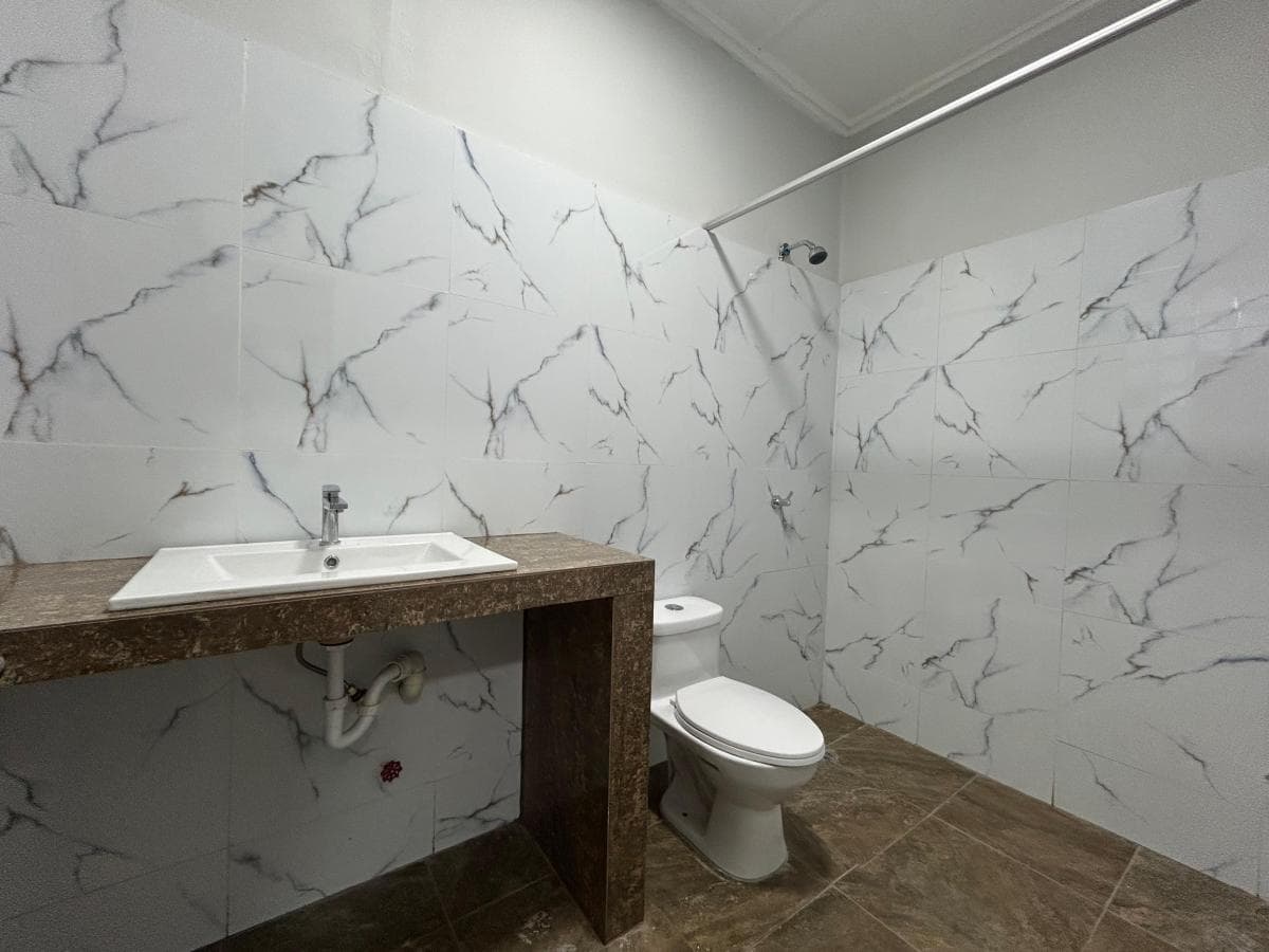 Alquilo/ Vendo Casa Amplia Planta Baja en La Ciudadela Bolivariana, Guayas — imagen 4