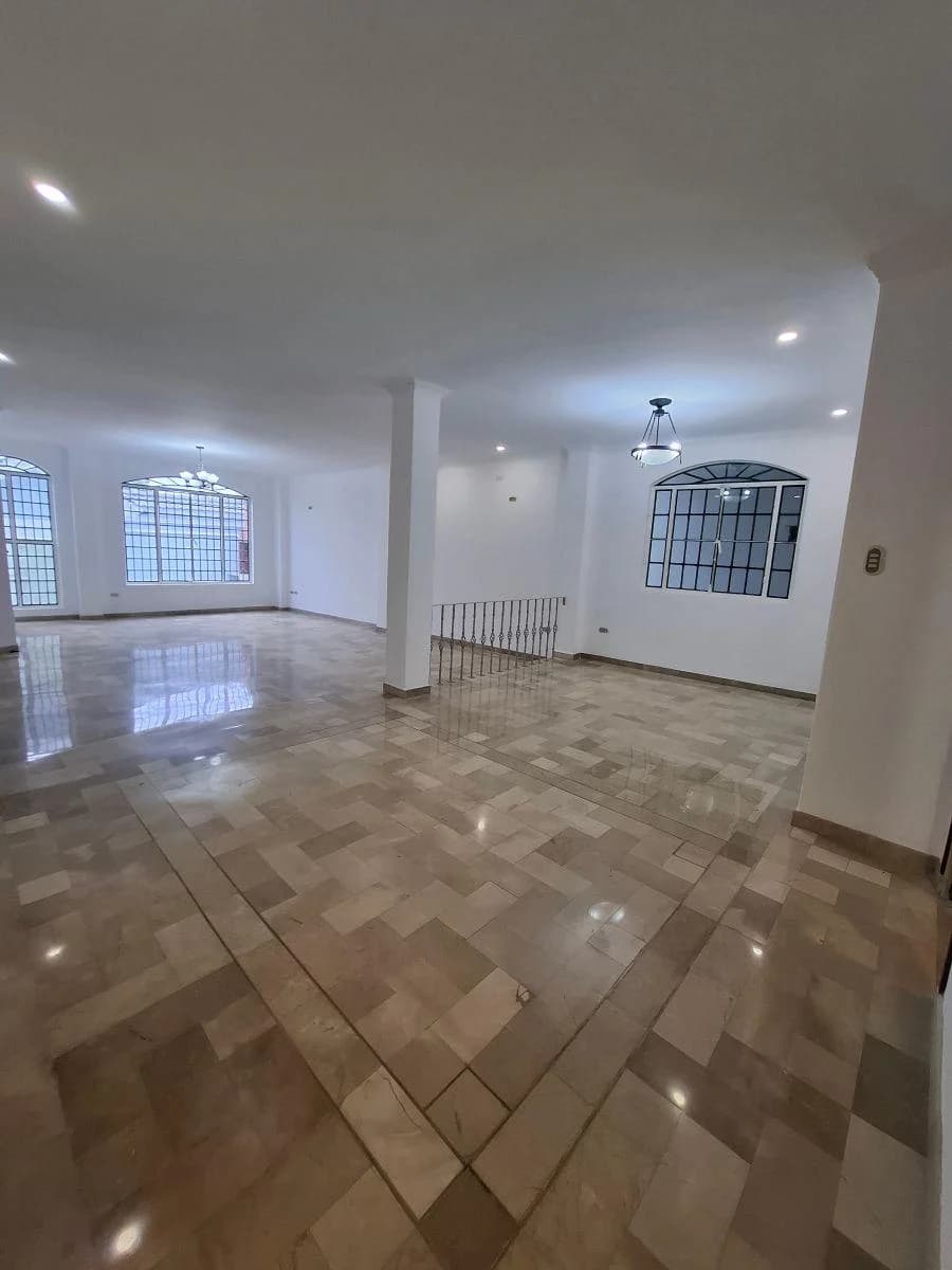Alborada 13 Sector Cerrado: en Alquiler o Venta Elegante y Amplia Casa Remodelada de 4 Habitaciones, Guayas — imagen 10