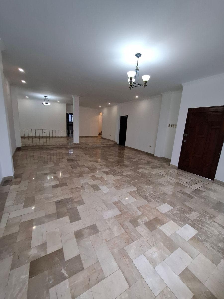 Alborada 13 Sector Cerrado: en Alquiler o Venta Elegante y Amplia Casa Remodelada de 4 Habitaciones, Guayas — imagen 9