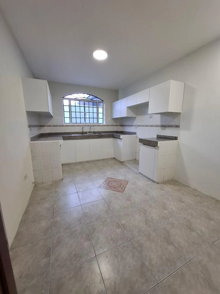 Alborada 13 Sector Cerrado: en Alquiler o Venta Elegante y Amplia Casa Remodelada de 4 Habitaciones, Guayas — imagen 8