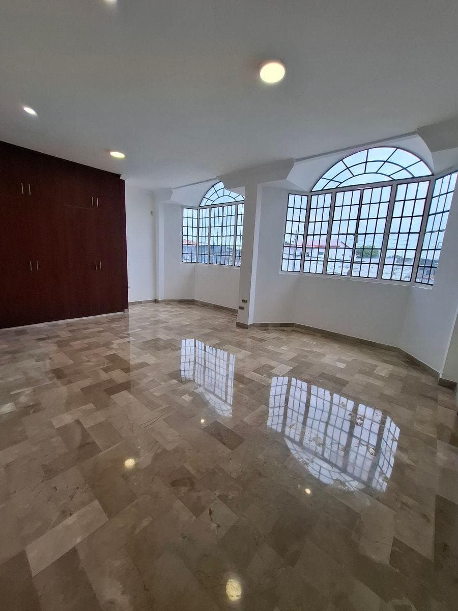 Alborada 13 Sector Cerrado: en Alquiler o Venta Elegante y Amplia Casa Remodelada de 4 Habitaciones, Guayas — imagen 7