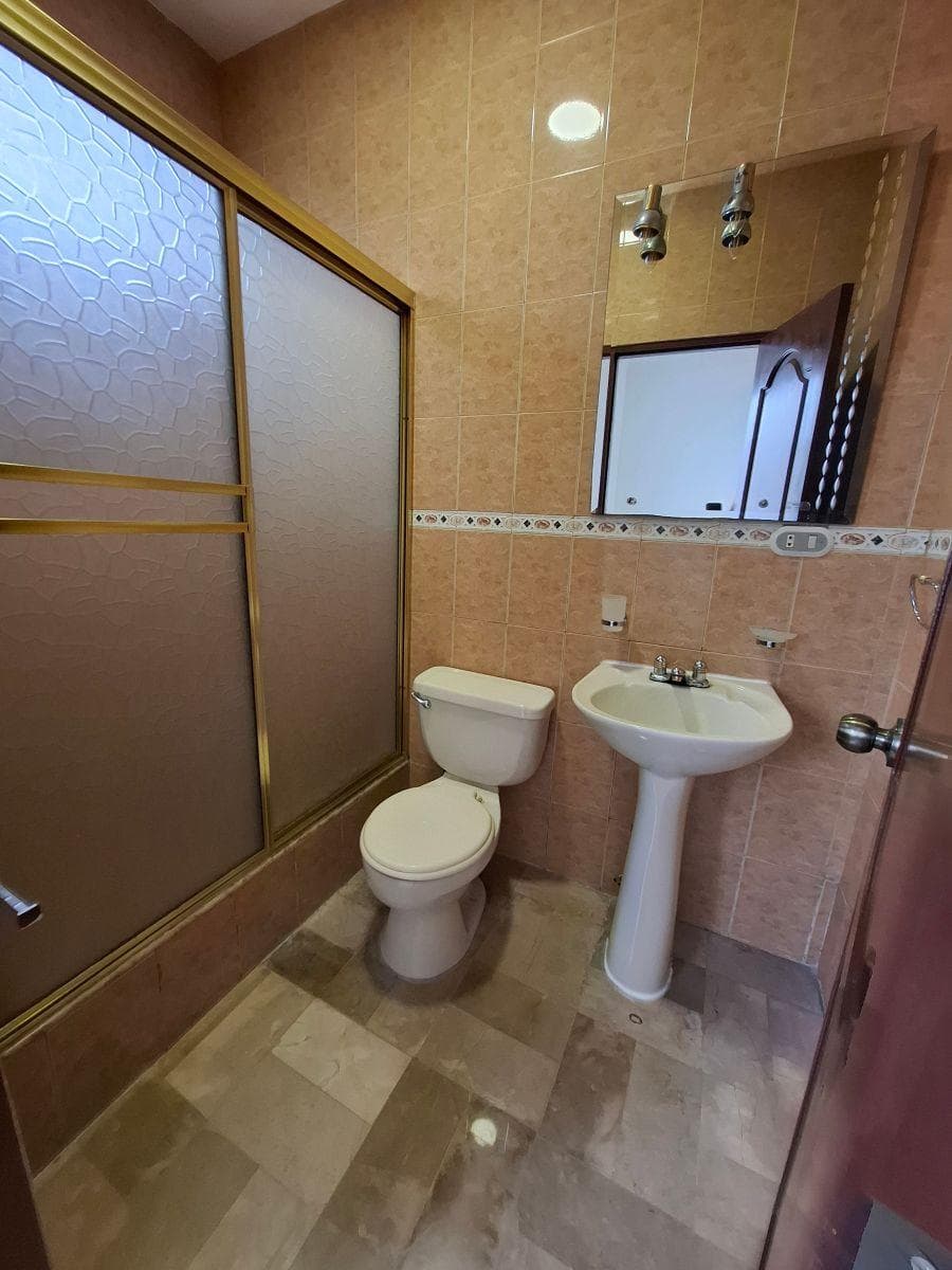 Alborada 13 Sector Cerrado: en Alquiler o Venta Elegante y Amplia Casa Remodelada de 4 Habitaciones, Guayas — imagen 4