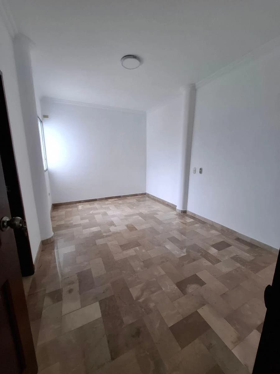 Alborada 13 Sector Cerrado: en Alquiler o Venta Elegante y Amplia Casa Remodelada de 4 Habitaciones, Guayas — imagen 3