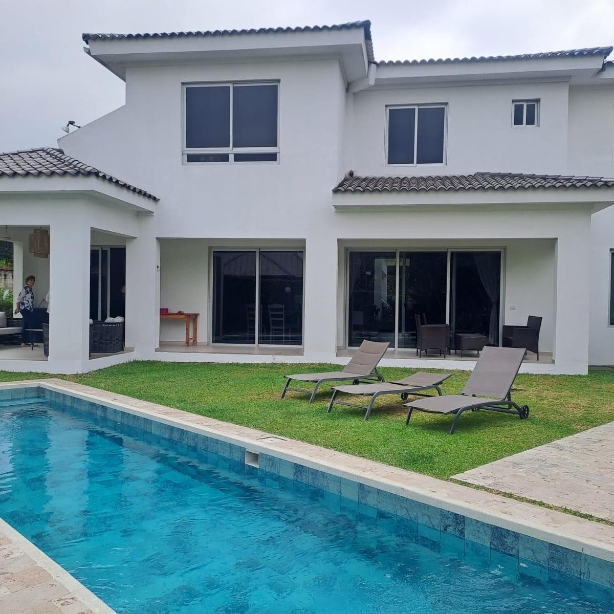 Se Vende Linda Villa con Piscina, con Terreno Adjunto Urbanización Cerrada, Guayas — imagen 1