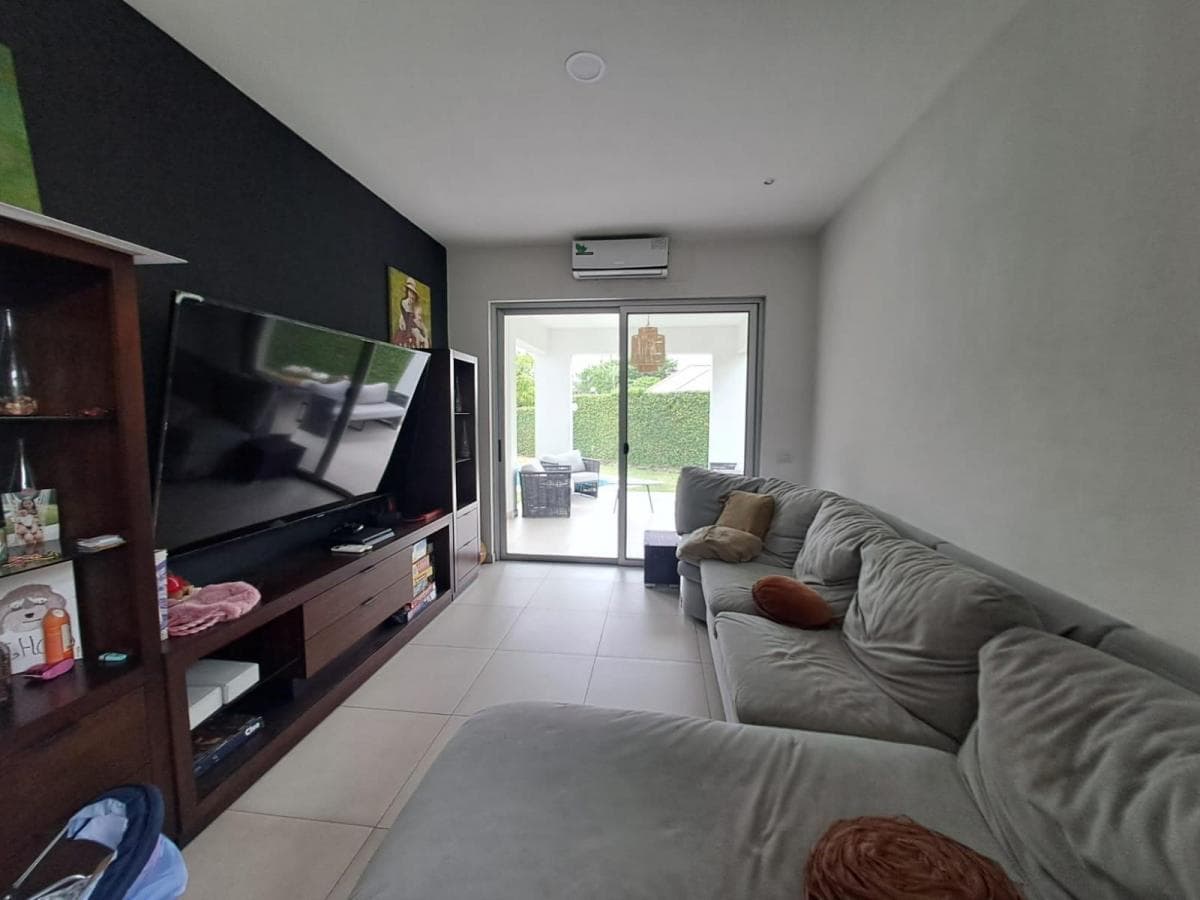 Se Vende Linda Villa con Piscina, con Terreno Adjunto Urbanización Cerrada, Guayas — imagen 2