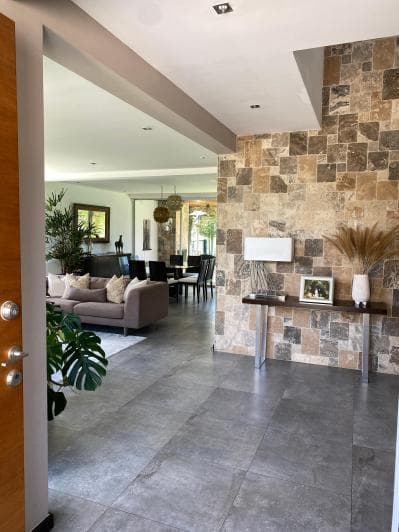 Moderna Casa con Amplio Jardin Libre - Lumbisi — imagen 6