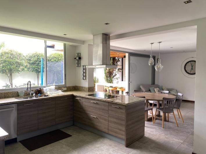 Moderna Casa con Amplio Jardin Libre - Lumbisi — imagen 3