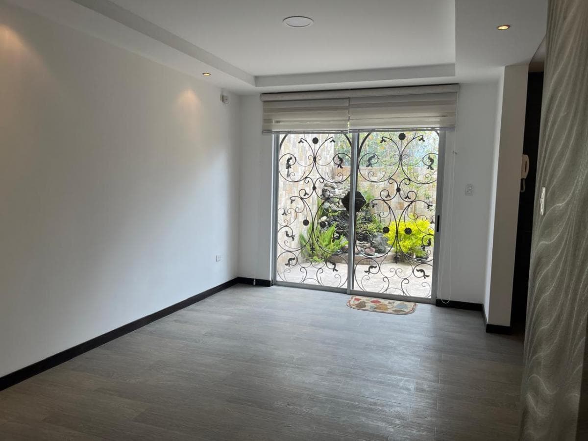 Venta Casa 3 Dorm., en Conjunto en Cumbaya - San Juan — imagen 3