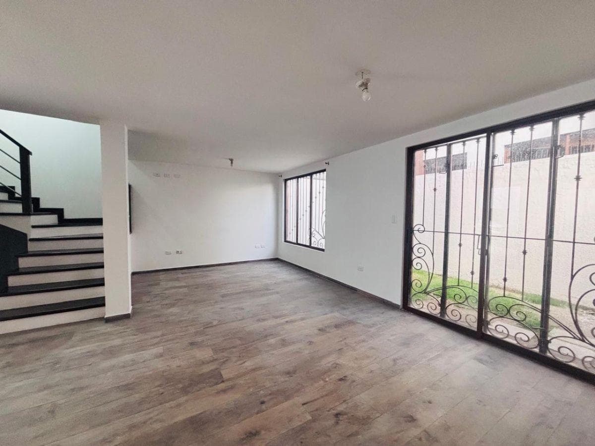 Vendo Casa de Oportunidad Sector Las Pencas Dentro de Ciudadela $137.000, Azuay — imagen 1