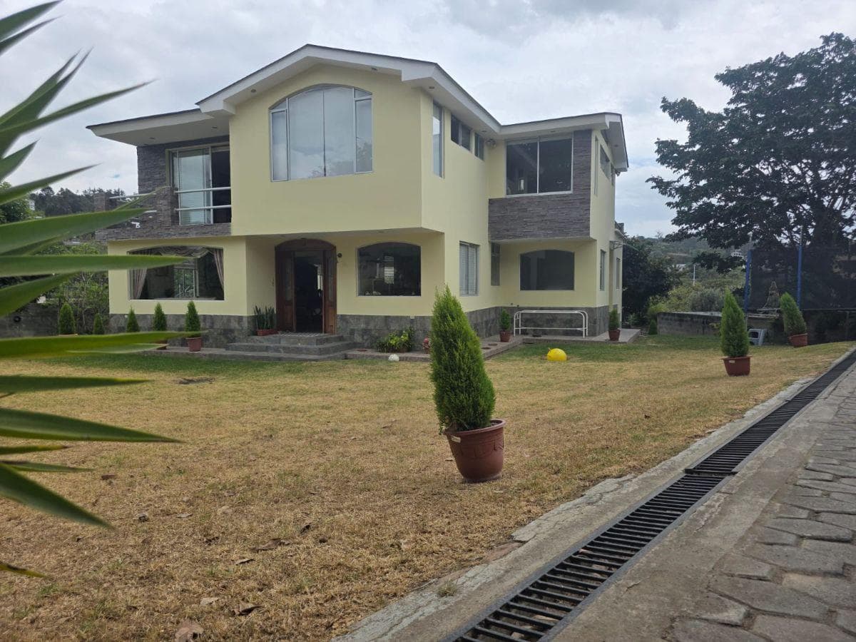 Venta Casa Valle de Nayón de 418 m², en Urbanización. Provincia de Pichincha — imagen 1