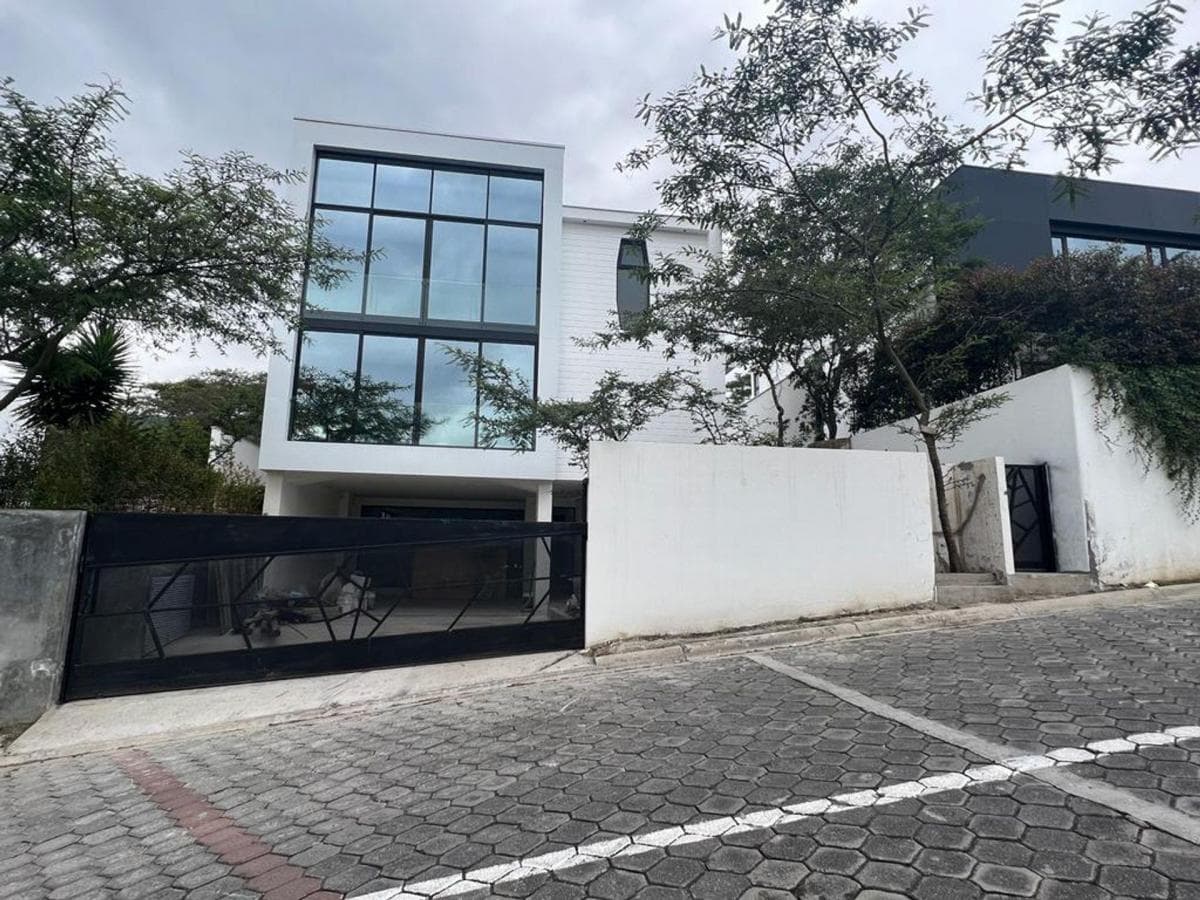 Casa en Venta en Urb. Tacuri, Sector Nayón - Vía Cumbayá — imagen 1