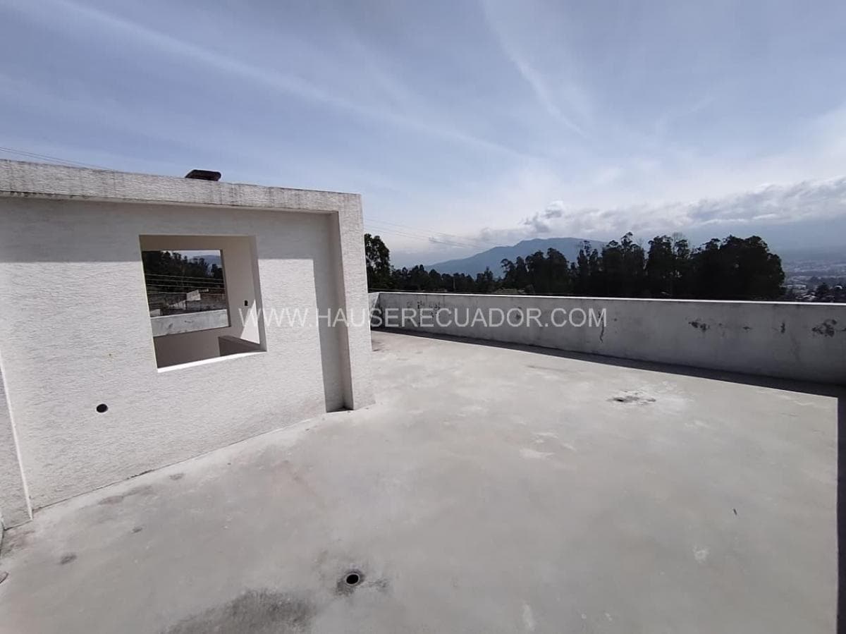Casa de Venta en Conocoto con 3 Parqueaderos Amplio Terreno de 206 m² — imagen 5