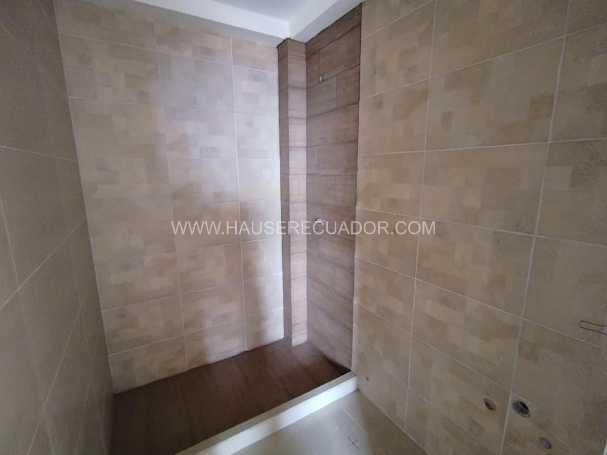 Casa de Venta en Conocoto con 3 Parqueaderos Amplio Terreno de 206 m² — imagen 3