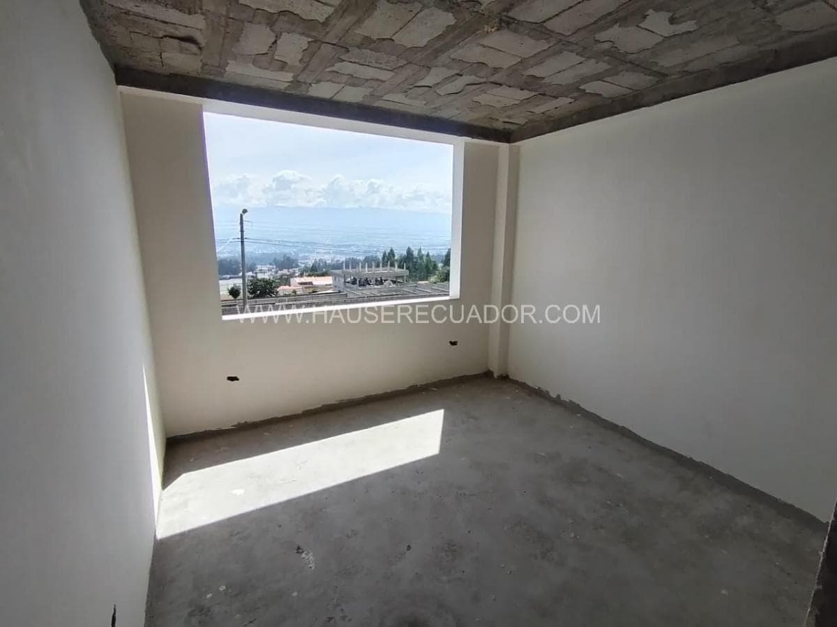 Casa de Venta en Conocoto con 3 Parqueaderos Amplio Terreno de 206 m² — imagen 2