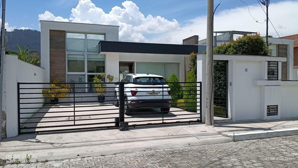 Casa de Venta en Cumbaya 2 Dorm. — imagen 1