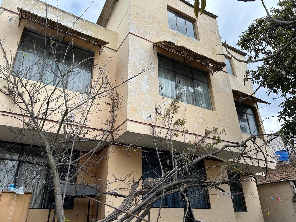 Venta Casa Rentera con Amplio Terreno Sector Mercado Oriental, Chimborazo — imagen 1