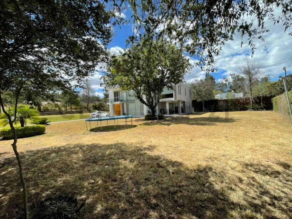 En Venta Casa con Terreno. Sector Nayón — imagen 1
