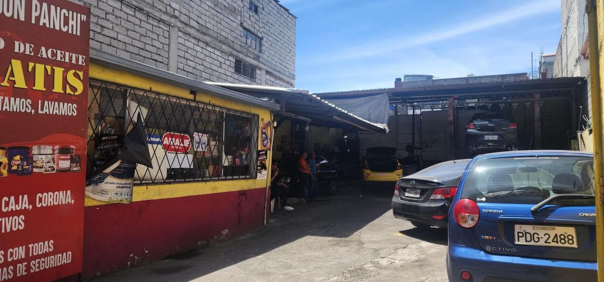 Venta Casa Norte de Quito Rentera 6 Diciembre y El Inca 3 Pisos 2 Locales 2 Depart Patio Posterior — imagen 9