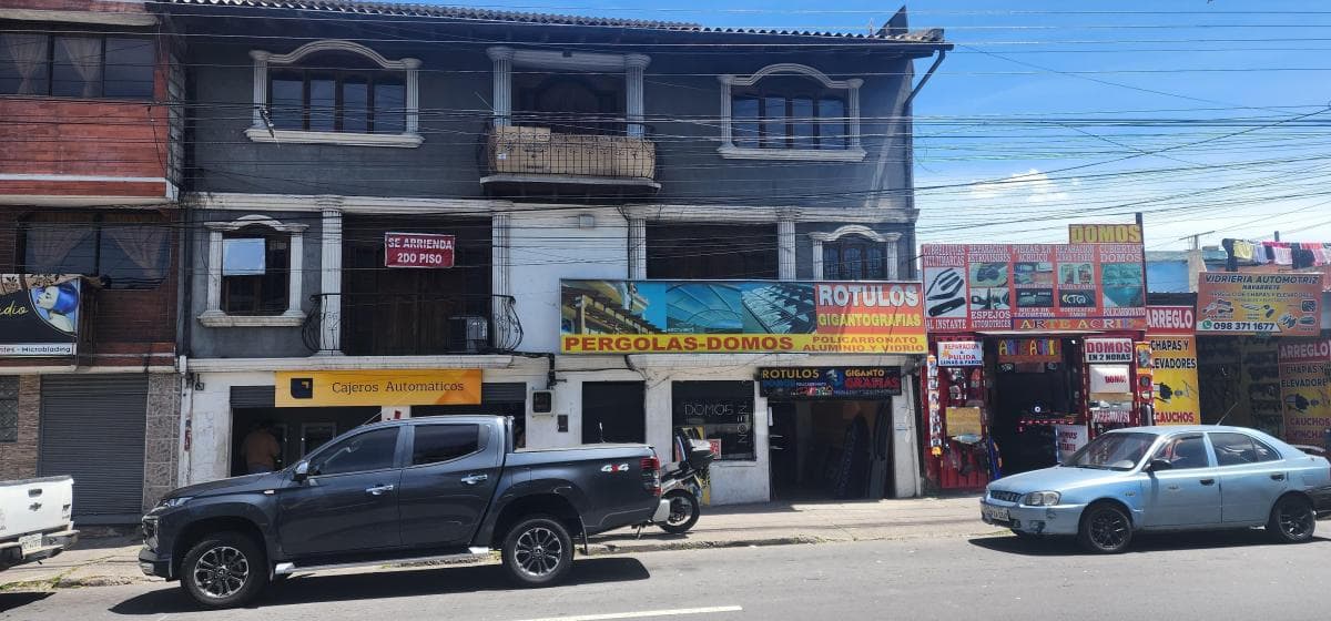 Venta Casa Norte de Quito Rentera 6 Diciembre y El Inca 3 Pisos 2 Locales 2 Depart Patio Posterior — imagen 7