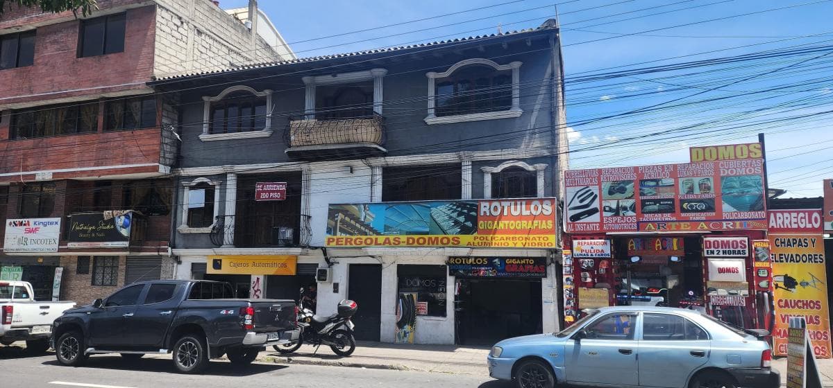 Venta Casa Norte de Quito Rentera 6 Diciembre y El Inca 3 Pisos 2 Locales 2 Depart Patio Posterior — imagen 6