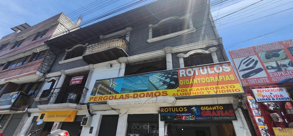 Venta Casa Norte de Quito Rentera 6 Diciembre y El Inca 3 Pisos 2 Locales 2 Depart Patio Posterior — imagen 5
