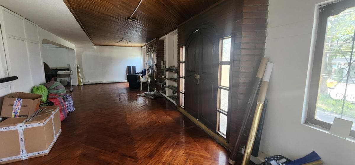 Venta Casa Norte de Quito Rentera 6 Diciembre y El Inca 3 Pisos 2 Locales 2 Depart Patio Posterior — imagen 4