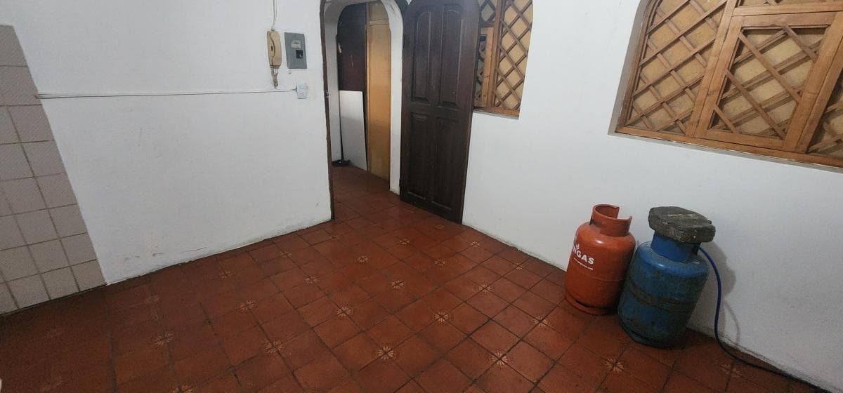 Venta Casa Norte de Quito Rentera 6 Diciembre y El Inca 3 Pisos 2 Locales 2 Depart Patio Posterior — imagen 2