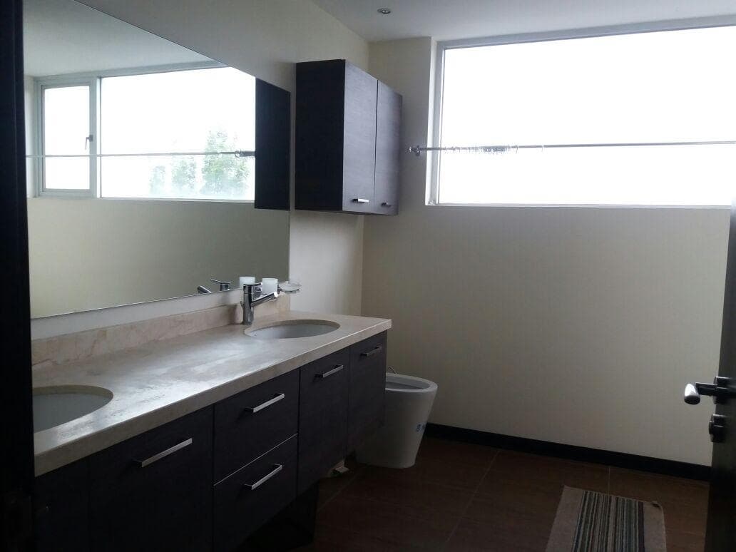 Vendo - Amplio Departamento de 2 Dorm. - Cumbaya — imagen 5