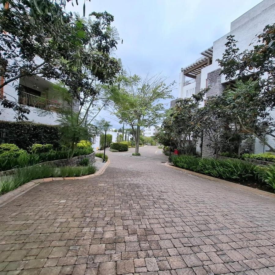 Departamento de Venta, Tres Habitaciones, Tres Baños, Terraza, Amendidades en Cumbaya — imagen 1