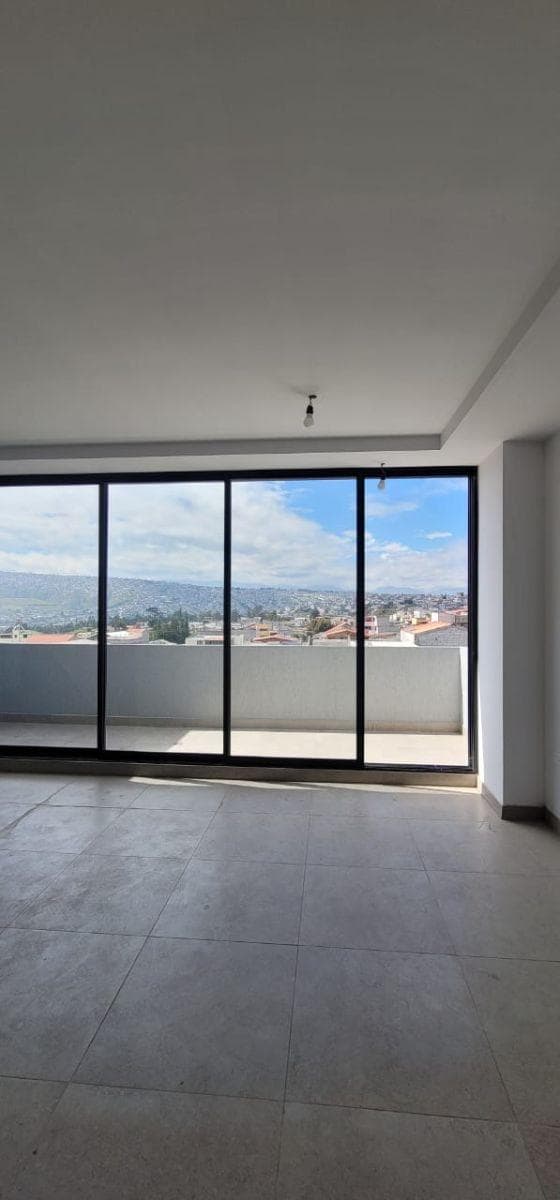 Moderno Departamento Nuevo de 2 Dorm. con Amplia Terraza Frontal y Parqueadero Independiente — imagen 1