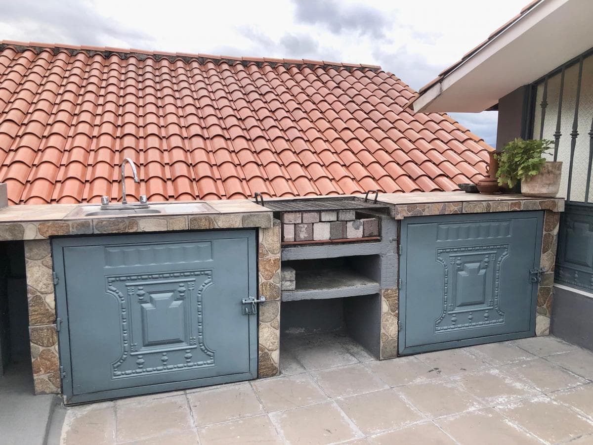 Vendo Casa con 5 Departamentos, Centro Histórico Detrás Basílica Mlasanza — imagen 2
