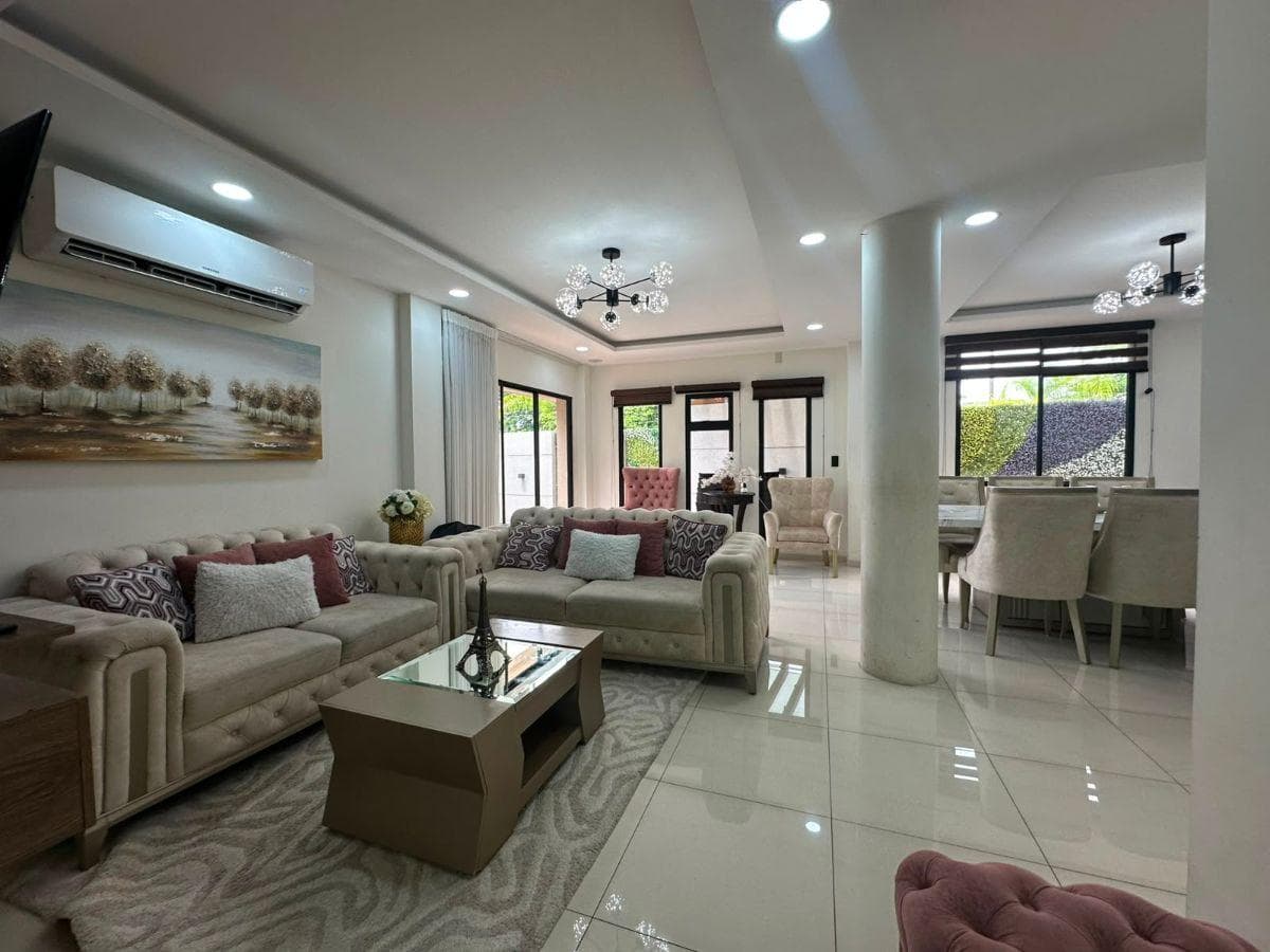 Venta de Casa con Piscina en Urb. Porto Alegre Km 12.5 Via a La Costa, Guayas — imagen 1